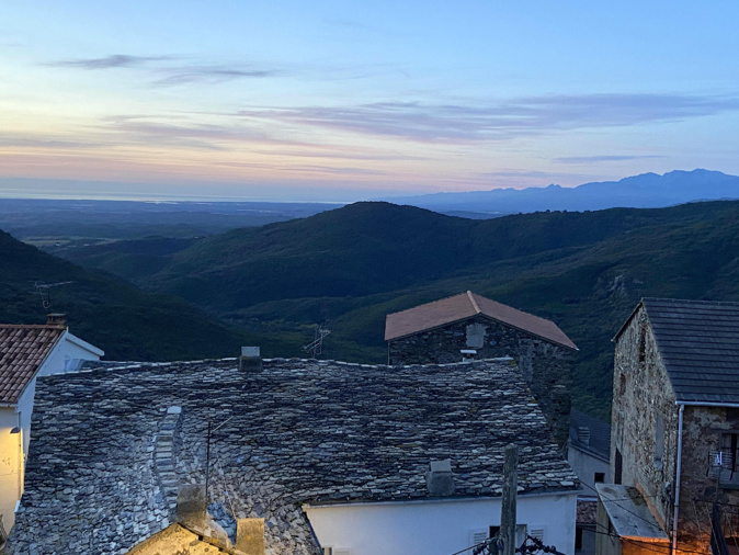 Lever du jour sur la mer et l’étang de Diana contemplé depuis le village de Tox. (Ghjuvanna et Petru Micheli)