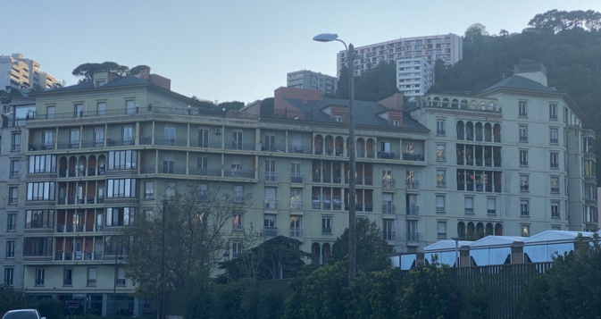 L'immeuble, le Cézanne derrière la gare L'immeuble, le Cézanne derrière la gare