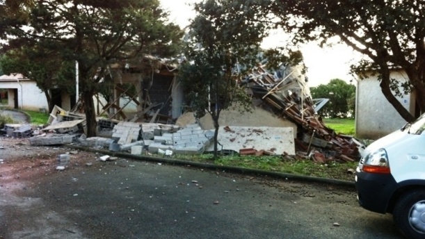L'attentat perpétré ce matin à 6h a complètement détruit 3 des 110 bungalows du centre de vacances Scodi Neri à Olmeto Plage. (Photo: Photo DR - France3 Corse)