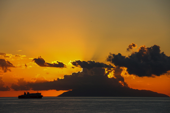 L'île d'Elbe au lever du jour (Yoan Paoli)( L'île d'Elbe au lever du jour (Yoan Paoli)(