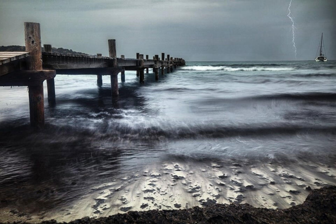 La photo du jour : par temps d'orage sur le ponton de Santa Ghjulia
