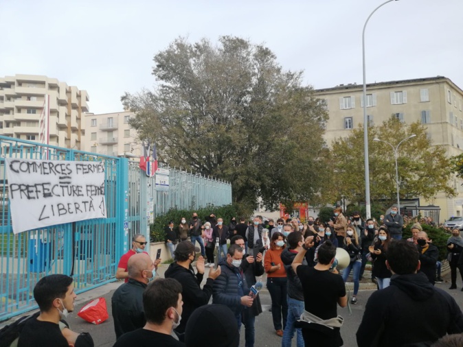Une centaine de personnes s'est rassemblée devant la préfecture de Haute-Corse pour protester contre la fermeture des commerces jugés non essentiels