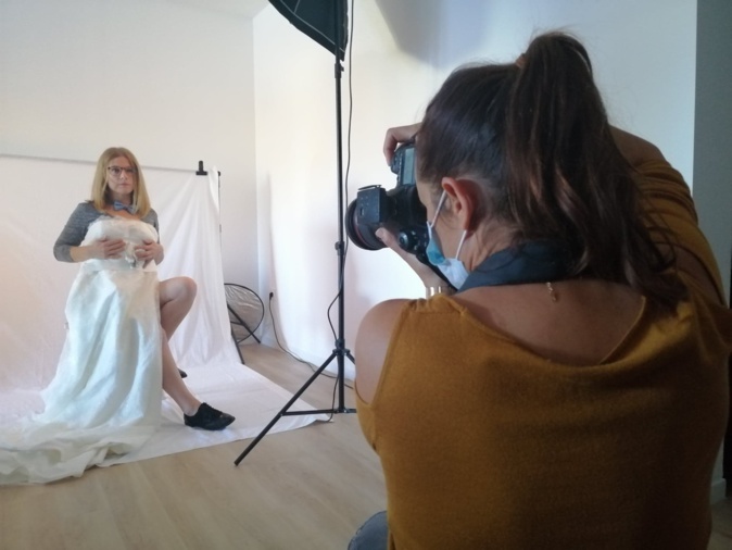 Christelle fait les derniers réglages photo avant de se déshabiller intégralement Christelle fait les derniers réglages photo avant de se déshabiller intégralement