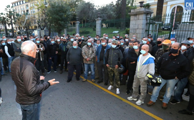 Les chasseurs devant la préfecture d'Ajaccio ce vendredi 13 novembre. Photos Michel Luccioni Les chasseurs devant la préfecture d'Ajaccio ce vendredi 13 novembre. Photos Michel Luccioni