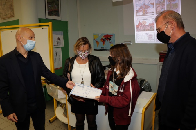 Eva entourée de ses parents reçoit son prix des mains du Principal Jean-Louis Angeli