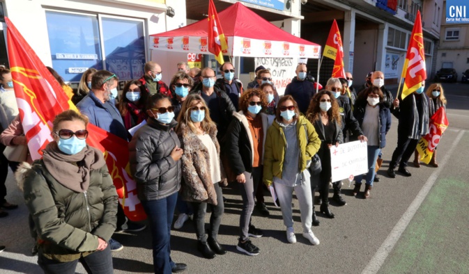 Les salariés du secteur social, médico-social et du handicap devant l'ARS à Ajaccio. Photo : Michel Luccioni