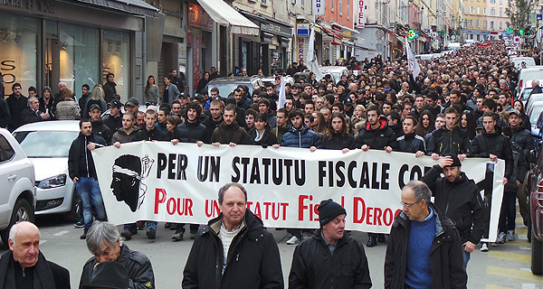 8 000 personnes ont défilé à Bastia pour demander un statut fiscal dérogatoire