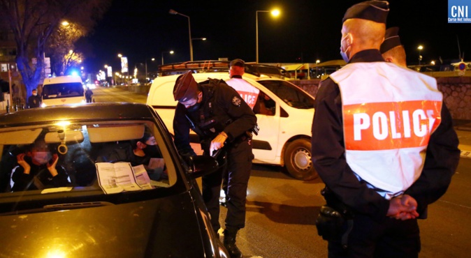 Les CRS contrôlent les attestation ce mardi soir à l'entrée d'Ajaccio Les CRS contrôlent les attestation ce mardi soir à l'entrée d'Ajaccio