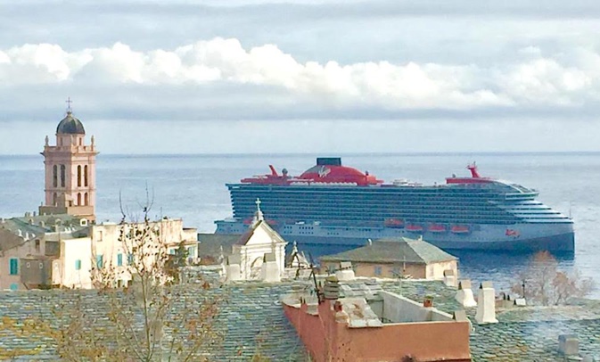 Escale bastiaise pour l'impressionnant "Scarlet Lady" Escale bastiaise pour l'impressionnant "Scarlet Lady"