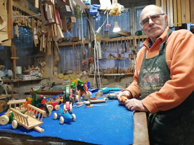 Les jouets en bois d'Auguste Cantarelli enchantent le marché de Noël bastiais