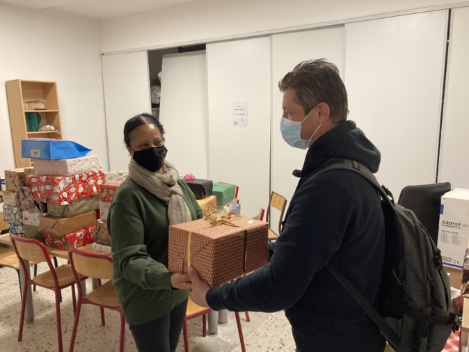 Adrien récupère sa boite cadeau à l'accueil de jour Stella Maris à Ajaccio.