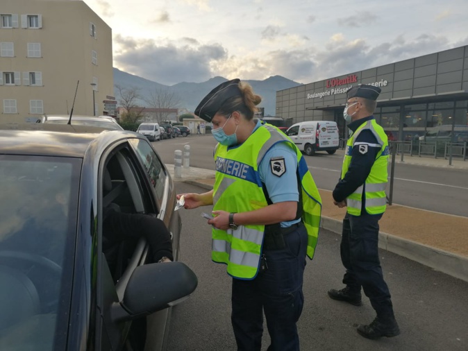 Les gendarmes ont délivré un message de sensibilisation en plus de distribuer des éthylotests. Les gendarmes ont délivré un message de sensibilisation en plus de distribuer des éthylotests.
