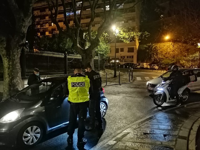 Les autorités ont renforcé les dispositifs de contrôles pour les fêtes de fin d'année. Les autorités ont renforcé les dispositifs de contrôles pour les fêtes de fin d'année.