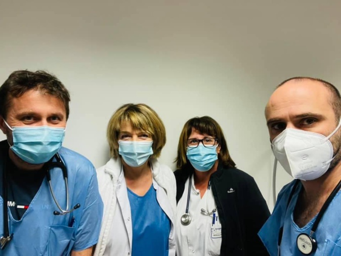 Photo Facebook du profil du Dr Carlini. Sur la photo le medecin avec le docteur Bianca Fazi et d’autres collègues