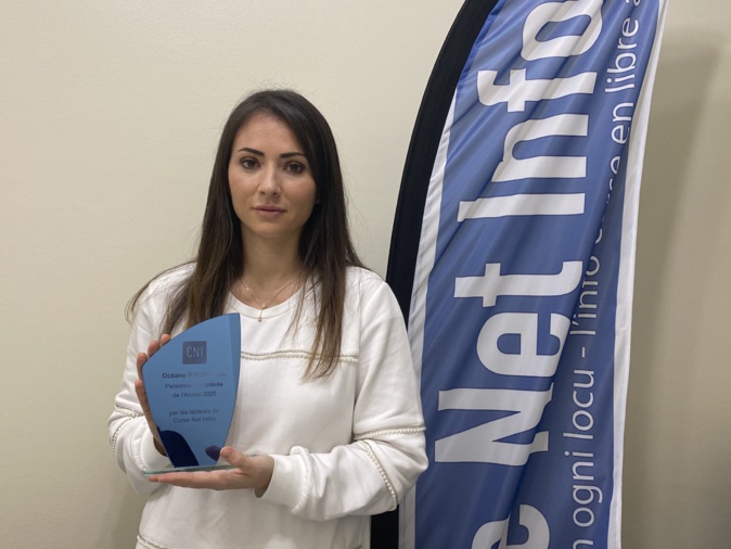 Océane Baldocchi, reçoit le prix des lecteurs de CNI