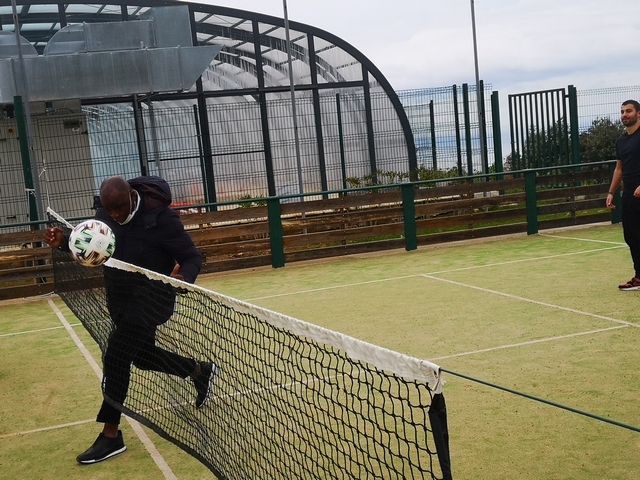 Partie de tennis-ballon pour Basile Boli