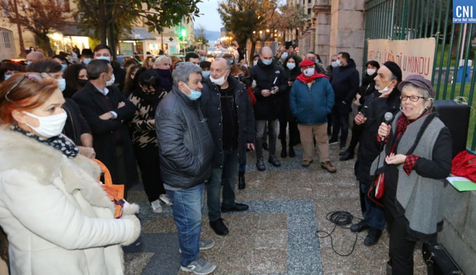 Le monde de la culture rassemblé devant la préfecture d'Ajaccio. Photo : Michel Luccioni Le monde de la culture rassemblé devant la préfecture d'Ajaccio. Photo : Michel Luccioni