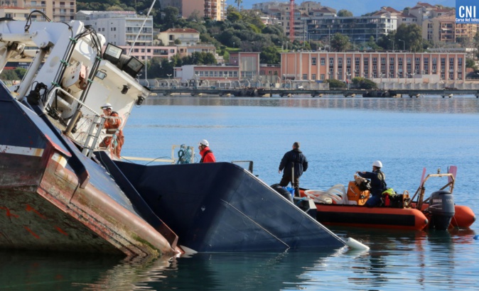Le bateau des phares et balises échoué à Ajaccio enfin renfloué