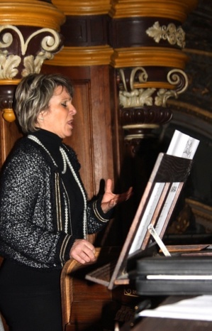 La chanteuse Sylvie Bonello a offert au public un somptueux "Ave Maria" in lingua nustrale, accompagnée à l'orgue par le Père Joseph Fini. (Photo Marilyne Santi)
