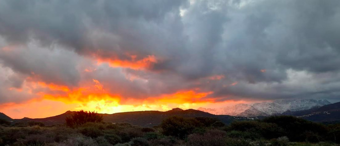 Levé du soleil d'Algajola vu sur les montagnes enneigées (photo Marie Francisci)