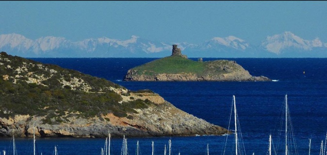 Les massifs enneigés italiens vus de Rogliano (Photo Lucia Ghirardi) Les massifs enneigés italiens vus de Rogliano (Photo Lucia Ghirardi)