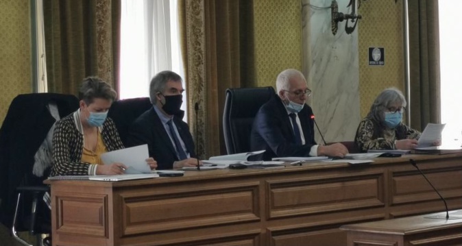 Au centre : le directeur général de l'Agence de l'eau Rhône-Méditerranée-Corse et le président de l'Office d'équipement hydraulique de la Corse. Au centre : le directeur général de l'Agence de l'eau Rhône-Méditerranée-Corse et le président de l'Office d'équipement hydraulique de la Corse.