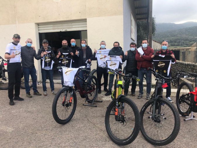 Remise du 1er maillot officiel au Muntagna Bikes Balagna Remise du 1er maillot officiel au Muntagna Bikes Balagna