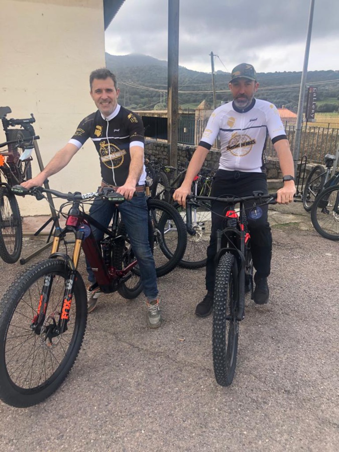 Remise du 1er maillot officiel au Muntagna Bikes Balagna Remise du 1er maillot officiel au Muntagna Bikes Balagna