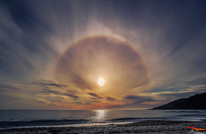 Un halo solaire observé dans le ciel de Cargese Un halo solaire observé dans le ciel de Cargese