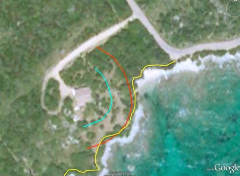 Ligne bleue : limite des 15 mètres autour de la maison • ligne rouge : limite des 30 mètres autour de la maison. Les deux lignes concentriques ont été tracées grâce à la fonction « Règle de mètres » du programme Google Earth. Ligne jaune le tracé du sentier souhaité (servitude légale).