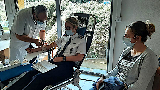 Raymond, l'infirmier de l'EFS, prépare le prélévement de Virginie sous le regard attentif d'Amandine Raymond, l'infirmier de l'EFS, prépare le prélévement de Virginie sous le regard attentif d'Amandine