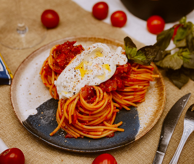 A table : la recette spaghetti à la Burrata sauce tomate au basilic avec... la Petite Cuisine de Marie