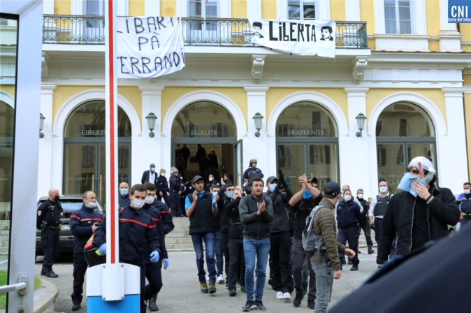 Les manifestants quittant la préfecture d'Ajaccio. Photo : Michel Luccioni