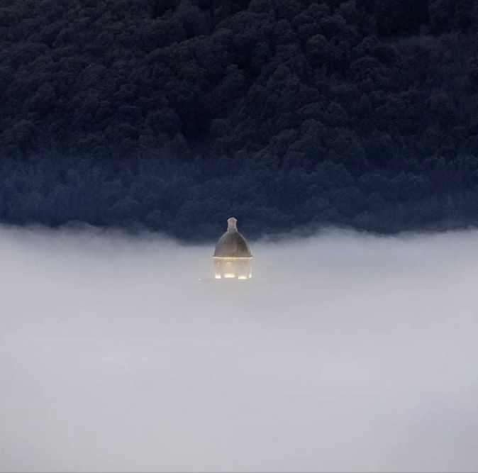 La photo du jour : le clocher de Sainte Lucie de Ville-de-Pietrabugno dans le brouillard 
