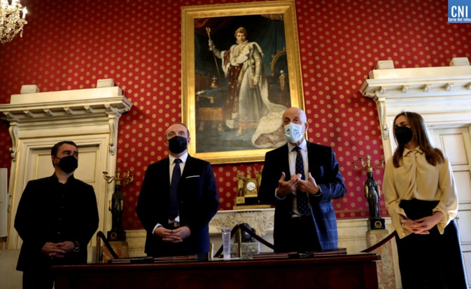 Le préfet de Corse Pascal Lelarge et le maire d’Ajaccio et président de la CAPA Laurent Marcangeli ont signé un accord qui prévoit huit projets pour un total de 160 millions d'euros. Photo : Michel Luccioni