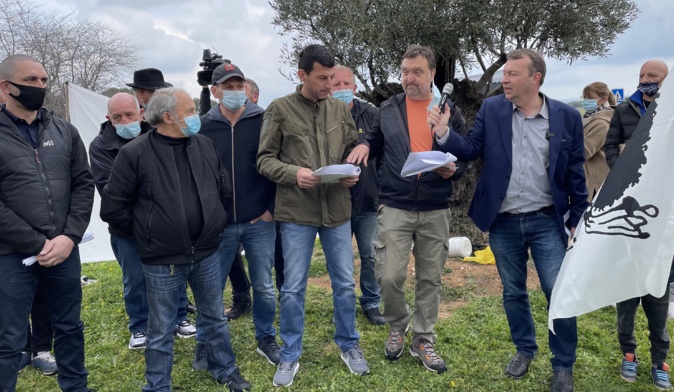 Ghjuvan Filippu Antolini et les membres du culletivu Patriotti entourant Felix Benedetti au au rond-point d'Arena-Viscuvatu. Ghjuvan Filippu Antolini et les membres du culletivu Patriotti entourant Felix Benedetti au au rond-point d'Arena-Viscuvatu.