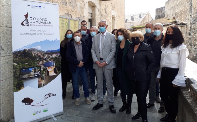 Le président de l'Office de l'environnement de la Corse et les maires de la ComCom 4C devant l'Office du tourisme à Corti.