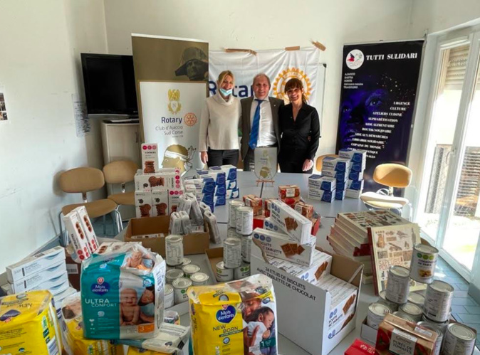 Hervé Putzoli, Président du Rotary Club Ajaccio Sud Corse et deux bénévoles