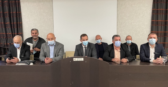 Le président de l'Exécutif corse, Gilles Simeoni entouré (de gauche à droite) par Antoine Vallecale, directeur de la Safer, Lionel Mortini, président de l'ODARC, Christian Orsucci, président de la Safer et Jean-Christophe Angelini, président de l'ADEC.