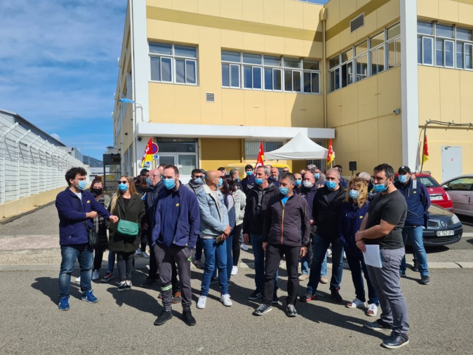 Une quarantaine d'employés de la Poste de Haute-Corse était mobilisée ce jeudi 18 mars devant le centre de tri de Furiani. Crédits Photo : Pierre-Manuel Pescetti