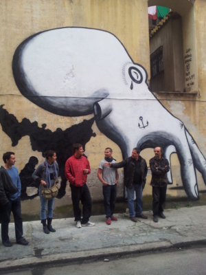 Les artistes et les organisateurs devant l'oeuvre murale / Photo Marilyne SANTI