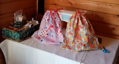 Des sacs confectionnés par des couturières bénévoles. Photo : Sophie Padovani