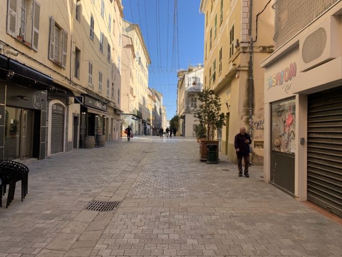 Les stores des commerces de la rue Napoléon à Bastia sont longtemps restés fermés en 2020. Crédits Photo : CNI