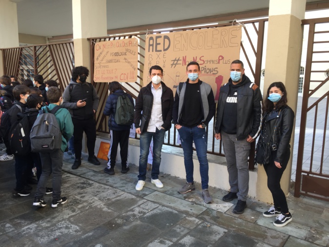 Les AED de Haute-Corse se sont rassemblés par goupes devant plusieurs établissements scolaires Les AED de Haute-Corse se sont rassemblés par goupes devant plusieurs établissements scolaires