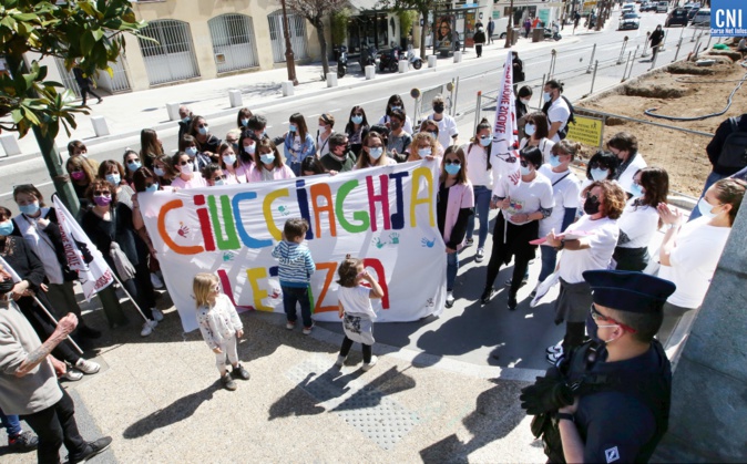 Les professionnels de la petite enfance manifestent devant la préfecture d'Ajaccio contre le projet de réforme « Taquet ». Photo : Michel Luccioni
