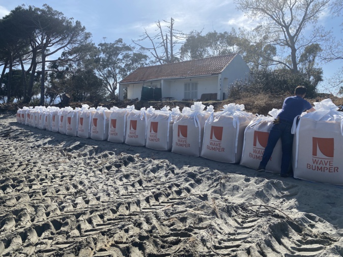 Des sacs de sable de deux tonnes pour empêcher la mer de grignoter les parcelles des riverains. Des sacs de sable de deux tonnes pour empêcher la mer de grignoter les parcelles des riverains.
