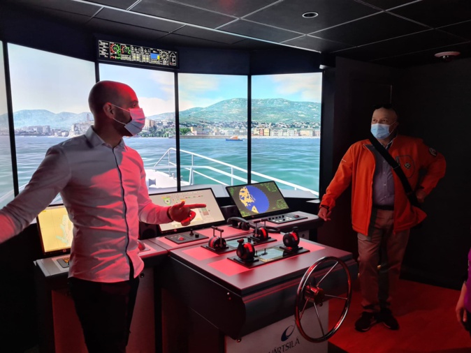Julien Cometto, directeur adjoint du lycée présente le simulateur aux équipes de la SNSM. (Photo Pierre-Manuel Pescetti) Julien Cometto, directeur adjoint du lycée présente le simulateur aux équipes de la SNSM. (Photo Pierre-Manuel Pescetti)