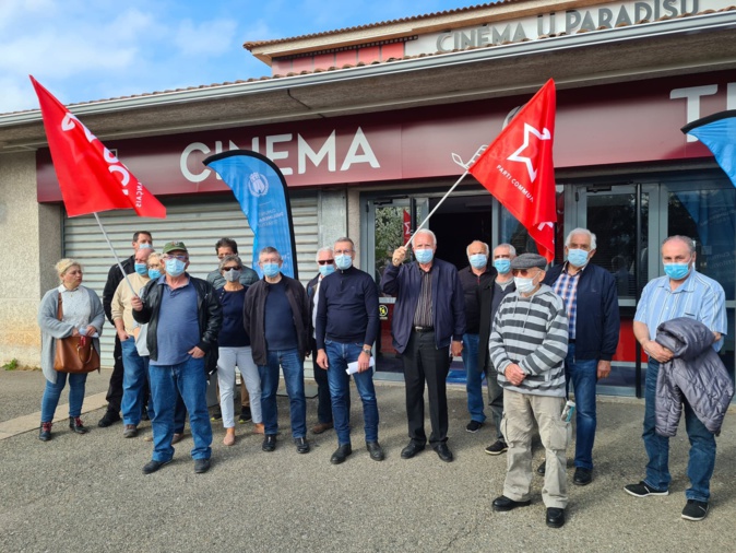 Michel Stefani et des membres du PCF s'étaient rassemblés devant le théâtre de Furiani pour dénoncer "un matraquage fiscal dans un contexte de précarité grandissant". Crédits Photo : Pierre-Manuel Pescetti Michel Stefani et des membres du PCF s'étaient rassemblés devant le théâtre de Furiani pour dénoncer "un matraquage fiscal dans un contexte de précarité grandissant". Crédits Photo : Pierre-Manuel Pescetti