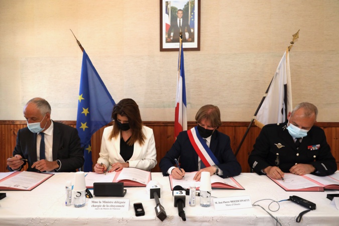 La ministre Marlène Schiappa signe un protocole "tranquillité publique" à Olmeto. Photo : Laurent Roch