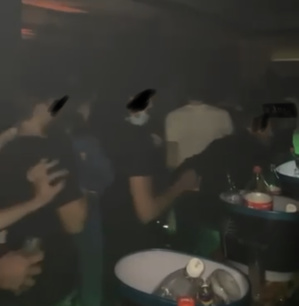 Capture d’écran d’une vidéo de la soirée qui circule sur les réseaux sociaux Capture d’écran d’une vidéo de la soirée qui circule sur les réseaux sociaux